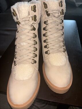 Womens Cream Faux-Shearling Lace-Up Winter Boots
